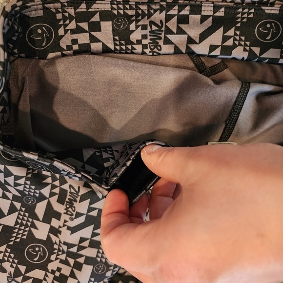 Zumba cropped leggings.  Size medium - Picture 13 of 16